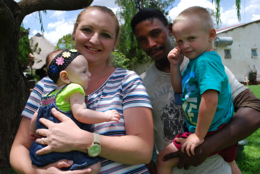 Charmaine Oosthuizen saam met haar kinders, Cindi-Lizè, Michael en Piet wat haar seun gered het. Foto’s: Dustin Wetdewich