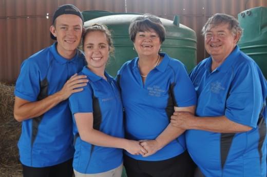 Barnard Steyn en Deandra Moller van PUK SJGD Hebron komitee saam met Sarina en Christo Swanepoel van Hebron. Die vier het die Hebron Kersmark gereël.