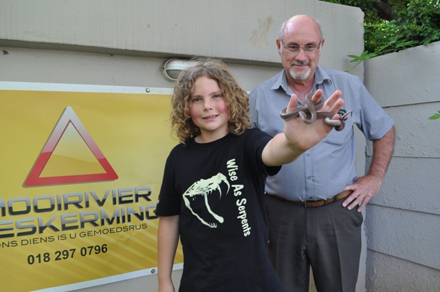 Arné Hobbs saam met eienaar van Mooirivier Beskerming, Johann Haefele. Foto’s: Marianke Saayman