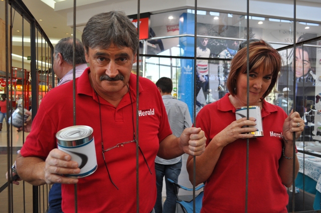 Hennie en Antoinette is baie hartseer oor hulle toegesluit is.