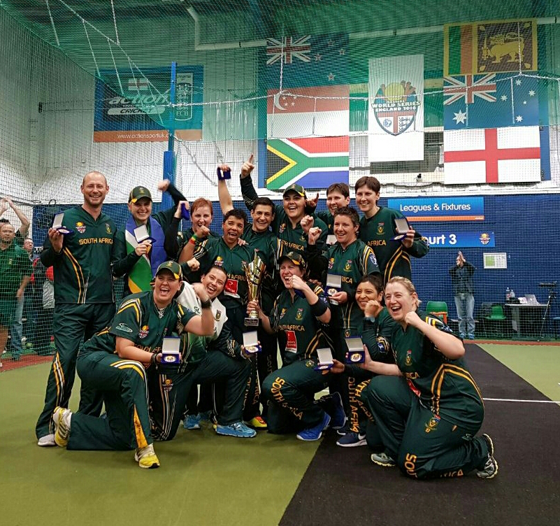 Die seëvierende Suid-Afrikaanse span met die trofee na hulle 8 lopie oorwinning teen Australië.