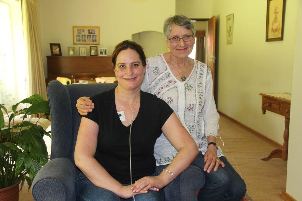 Martie Geertsema (links) is twee en 'n half jaar gelede met Pulmonêre hipertensie gediagnoseer. Sy moet van duur medikasie gebruik maak om haar korttermyn aan die lewe te hou. Haar grootste behoefte is om 'n dubbele longoorplanting te kry en ook om bewusmaking van die siekte te bevorder om ander te help. Haar ma, Ans (regs) is een van haar steunpilare.