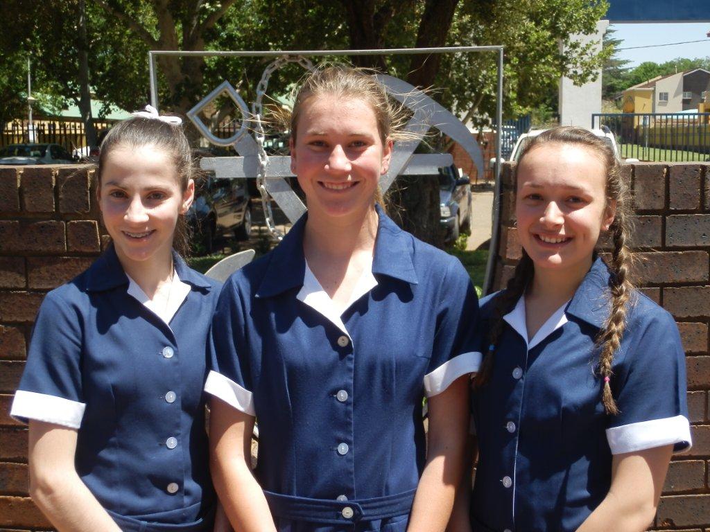 Marlize Venter (goue medalje- vlak 8), Marna van der Schyff (4de, vlak 6) en Chante du Toit (4de, senior-afdeling) van Gimmies het puik presteer by die SA Ritmiese Gimnastiekkampioenskappe.