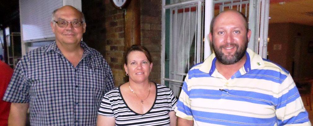 Die wenner van die NG Kerk Mooirivier se gholfdag , SP Campher (regs) saam met Ds Albert Horn en Wilma Esterhuizen.