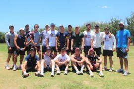 Johan van der Wath (heel regs in die blou hemp) saam met die Pukke krieketspan. Die span het verlede week voorberei vir die opkomende Varsity Krieket-toernooi