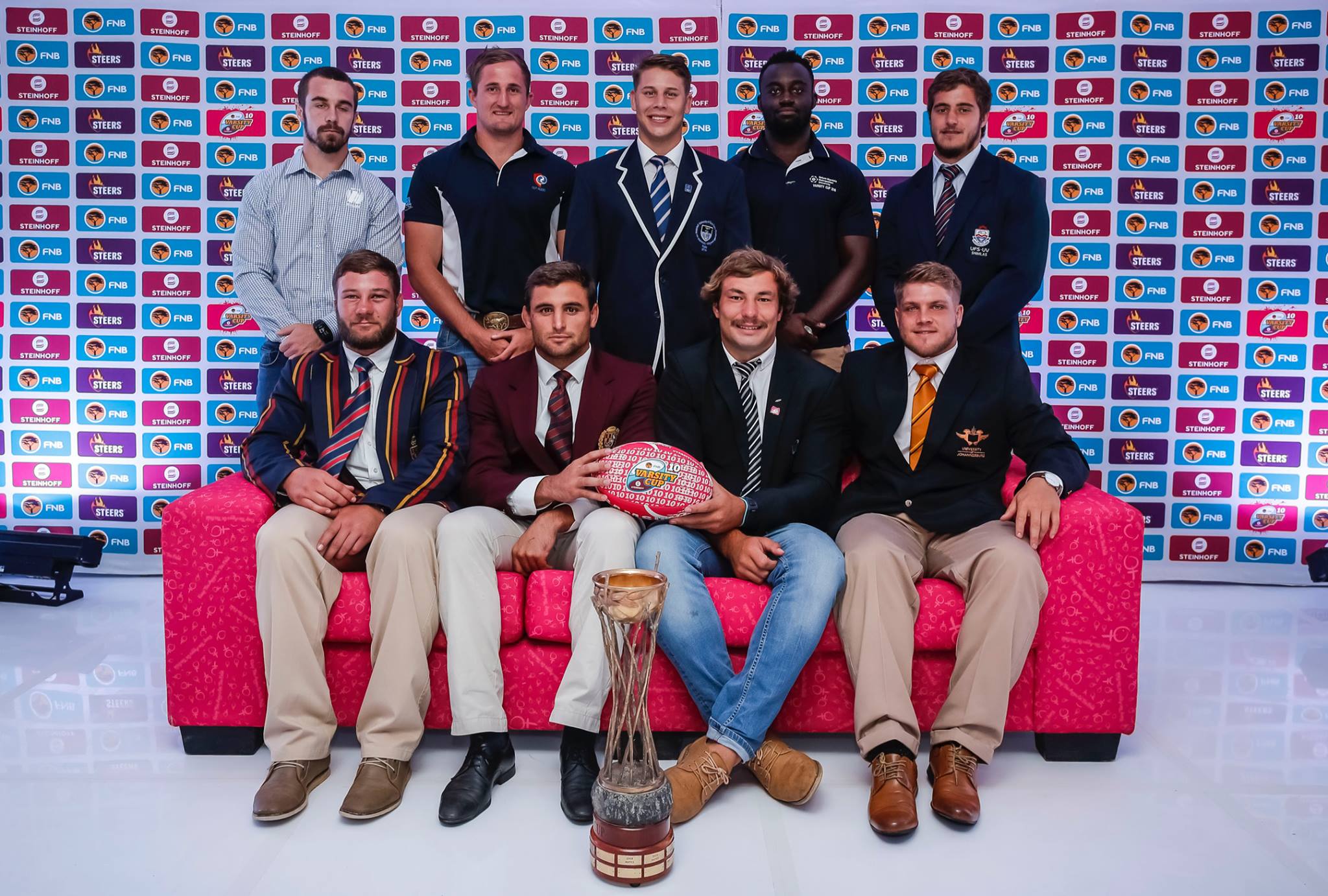 Die 2017 Varsitybeker kapteins is reg vir aksie. Hierdie foto is tydens die bekendstelling van vanjaar se toernooi in Johannesburg geneem. Agter van links is Warren Gilbert (Wits), Dean Rossouw (CUT), Jason Klaasen (Ikeys), Kevin Kaba (Madibaz) en Stephan Janse van Rensburg (Shimlas). Voor is Stoney Steenkamp (UP-Tuks), Beyers de Villiers (Maties), Jeandré Rudolph (NWU-Pukke) en Jannes Snyman (UJ ).