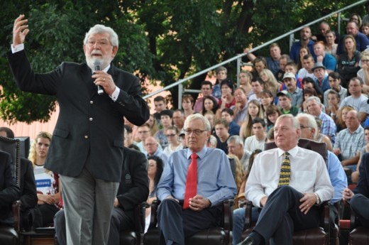 Kampusrektor prof. Fika Janse van Rensburg verwelkom die eerstejaars. Foto: Marianke Saayman