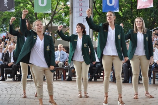 Die dames van Wag -'n-Bietjie sing 'n kreet.