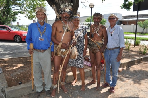 Tolman Vaalbooi (natuurkenner), Piet Berendse (kultuurleier), Helena de Koker (verslaghouer), Dawid Rooi (tradisionele medisyneman) en Gert Kordom (oudste).