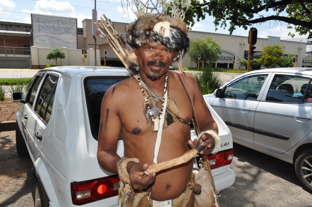 Piet Berendse, die kultuurleier, wys die been van 'n steenbok wat hulle di evorige aand gejag en eet het. Foto: Wouter Pienaar
