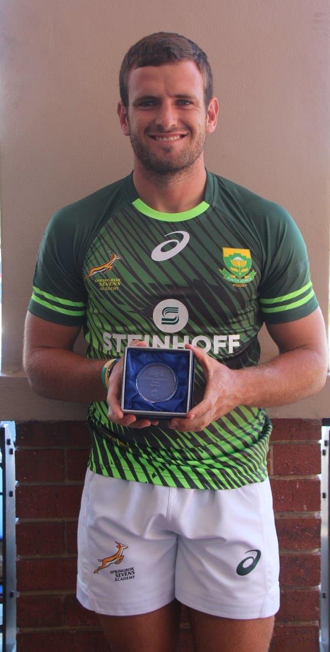 Diederik Oberholzer is in November verlede jaar vir die Springbok Sewes Akademiespan gekies en het met durf en daad die nommer 10 trui in hulle toernooi in Dubai gedra.