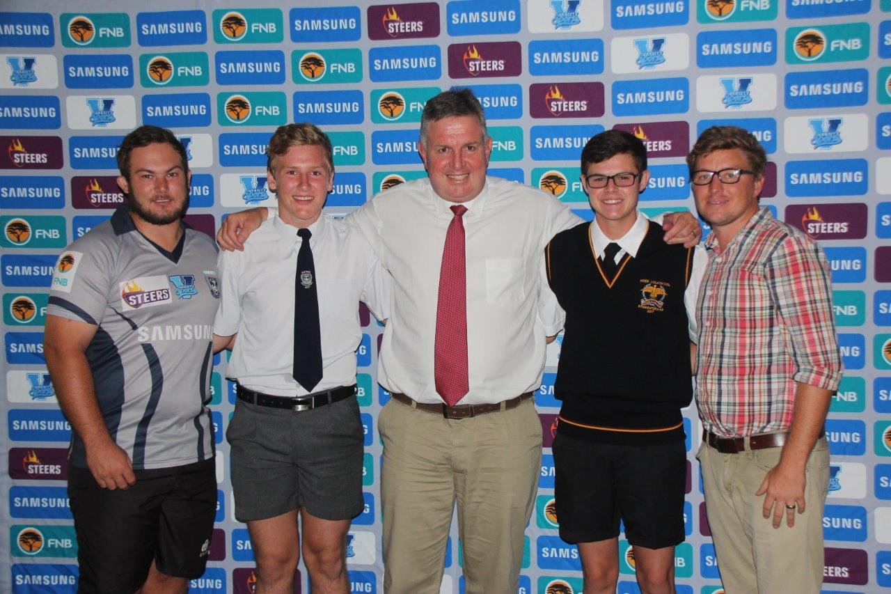 Die merkwaardige tweedstryd tussen Volkies en Gimmies se krieketspanne gaan weer in die Varsity Kriekettoernooi vlamvat. Hierdie toernooi waarin agt universiteite speel gaan vanaf 30 Januarie tot 4 Februarie in Potchefstroom plaasvind. Van links is Wian Lubbe (afrigter van Gimmies), Vernon Charslund (kaptein van Gimmies), Duitser Bosman (Varsiy Sports HUB), Cobus Crowther (Volkies) en Andries Huisamen (Volkies afrigter).