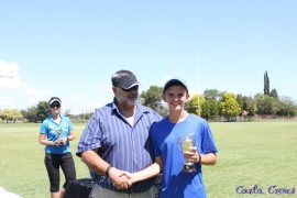 Tiaan Bell is as die Junior Victor Ludorum van Ferdies se Interhuis aangewys wat op 20 Januarie plaasgevind het. Hier oorhandig mnr. Lappies Labuschagne, hoof van Hoërskool Ferdinand Postma die beker aan hom.