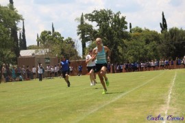 Karli Beukes op pad na die wenpaal om die 400 meter rekord te breek.