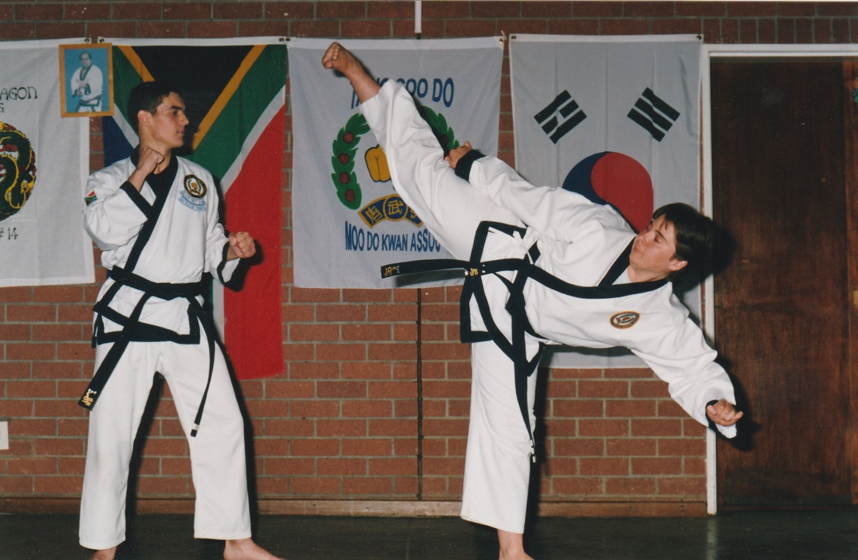 Master Louise Vivers delivers another side kick as José Castanho stands his ground.