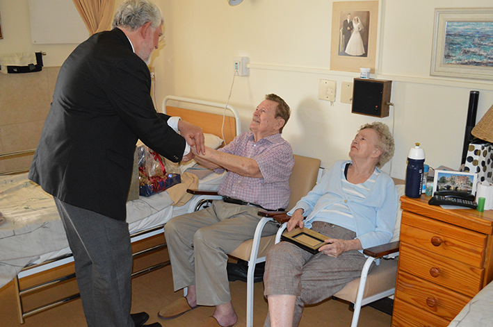 Prof Fika Janse van Rensburg, wens prof Tjaart van der Walt geluk met sy 83ste verjaarsdag.