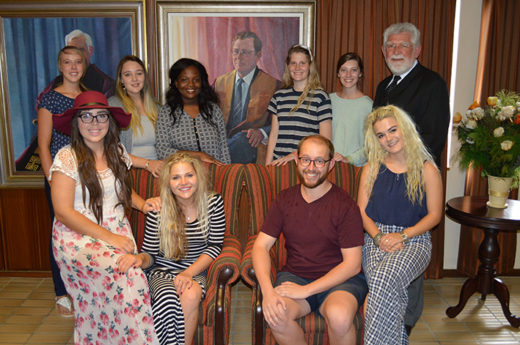 Studente van Kasteel Dameskoshuis is hier te sien by 'n skildery van prof Tjaart van der Walt wat in die Rektor se kantoor hang. Hulle was deel van die afvaardiging wat prof Tjaart op sy verjaarsdag besoek het en het hom met sangitems vermaak. Hulle is agter van links na regs: Jeané Myburgh, Jamila Boonzaaier, Hlengiwe Dube, Arnoldi Pienaar, Letisha Harmse en prof Fika Janse van Rensburg. Voor is Lauraine Geldenhuys, Nadia Terblanche, Daniel Engelbrecht (sangleier) en Imké Rheeder.