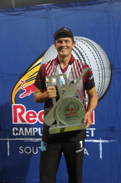 Wihan Lubbe glimlag breed met die Red Bull Universiteite-titel. Lubbe was ook die 2017 Varsity Krieket se speler van die toernooi.
