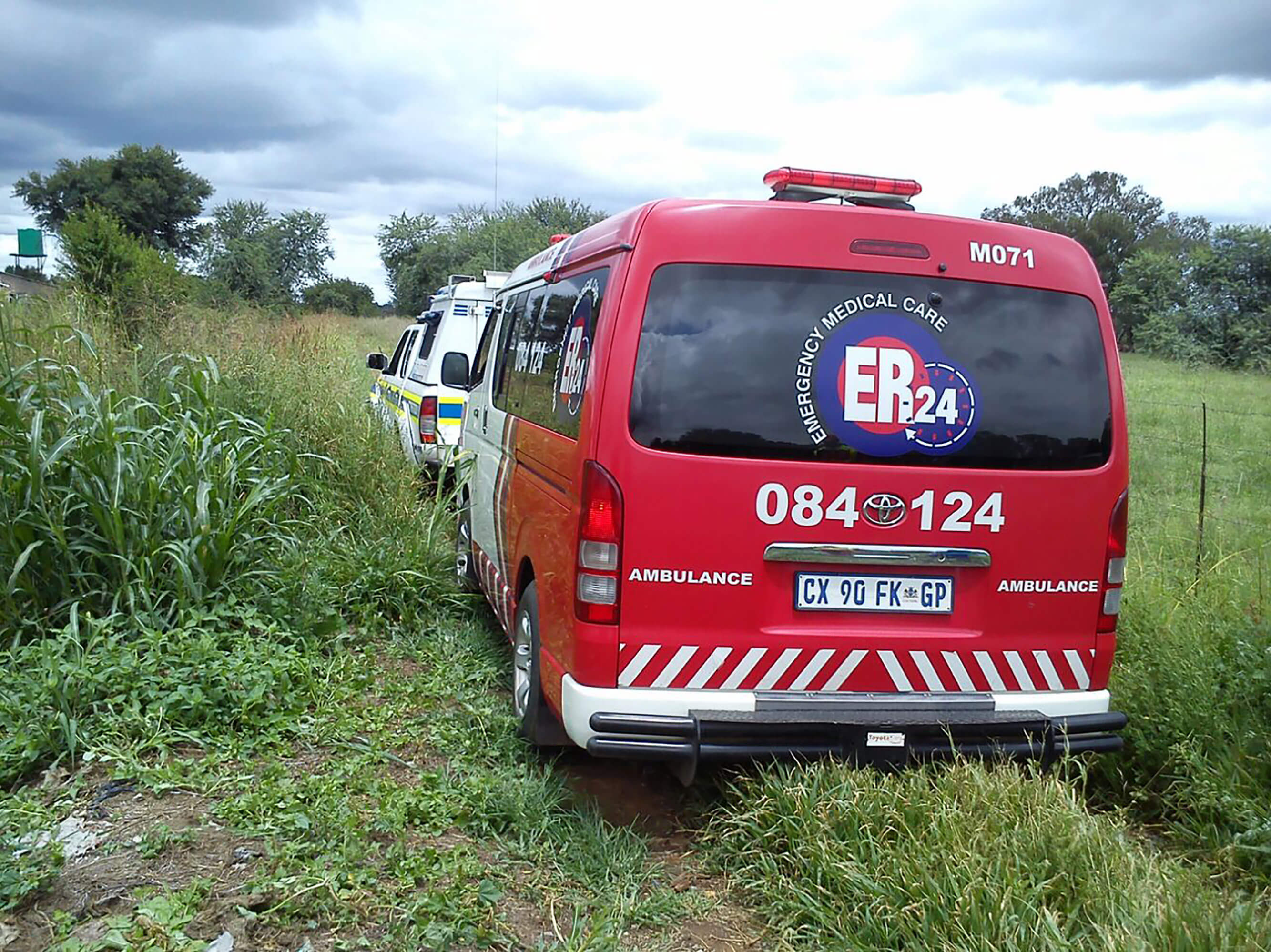Die polisie en ER24 was op die toneel waar die man se lyk gevind is. Foto: Verskaf