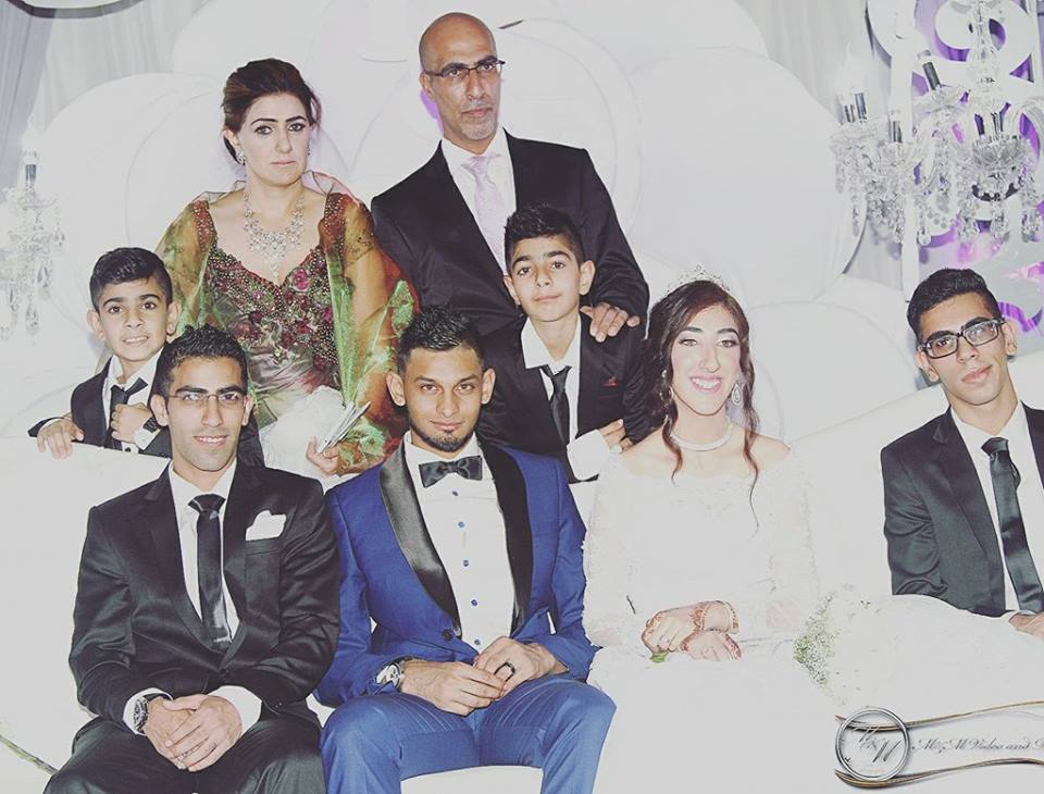 Moosa Amie (regs agter) en sy gesin tydens sy dogter se troue. Foto:Verskaf.