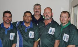 Links: Dr. Kenneth Kaunda distrikspan: Clive Ackerman, Collin Coakley, Riaan Nel (spanbestuurder), Gawie Pretorius (kaptein) en Willem Bekker.