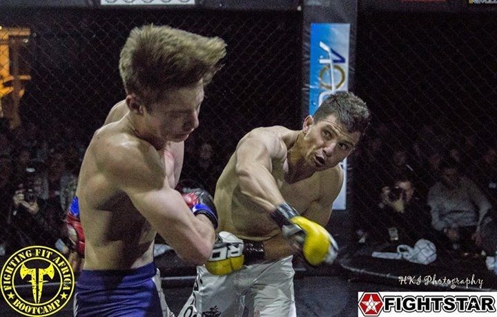 Mickey Cloete (regs) lewer 'n regterhandhou vir sy opponent.