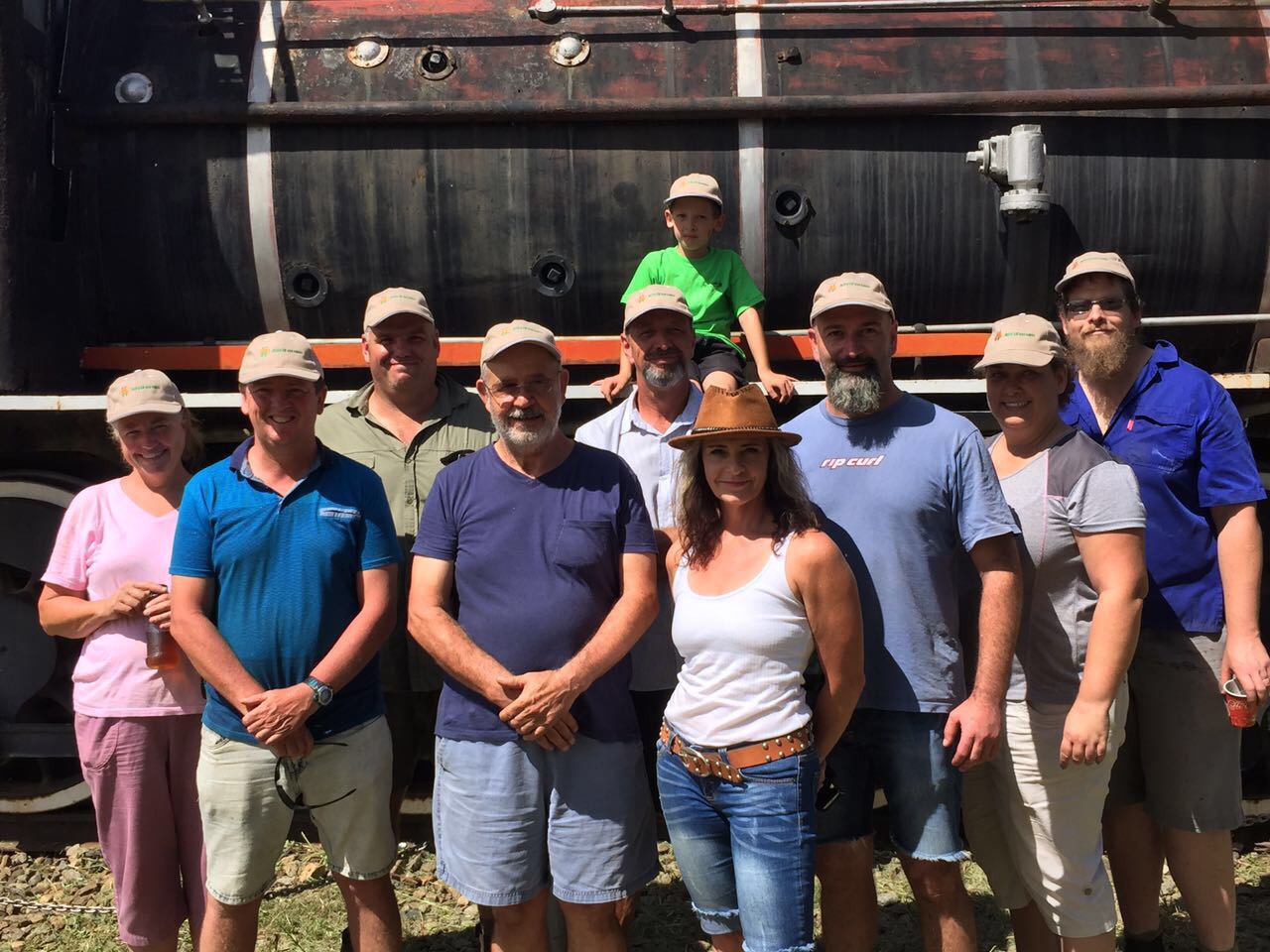 Lede van AfriForum en vrywilligers wat gehelp het om die stasie skoon te maak.