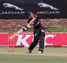 Vincent Viljoen looi 'n bal na die grens toe.