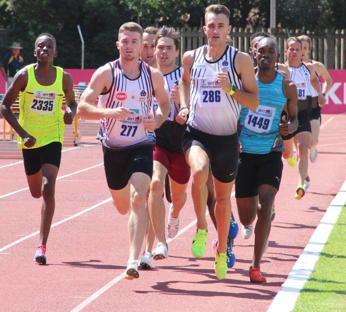 Tumelo Machaba, Pieter Conradie, Henco Uys en Jerry Motsau kompeteer in die senior mans 800 meter tydens die ASNW Kampioenskappe. Motau het dit in 1:48.96 gewen.