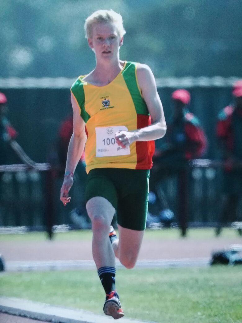 Donevan du Toit tydens die SA hoërskole Atletiekkampioenskappe waar hy 'n vyde plek in die 100 meter behaal het. Foto: Verskaf