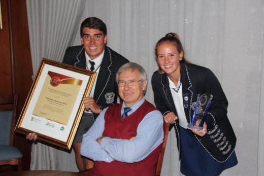 Hoofseun Roubert Rousseau, skoolhoof mnr. Roelof Oosthuizen en hoofdogter Rizané van Rooyen. Foto: Wouter Pienaar