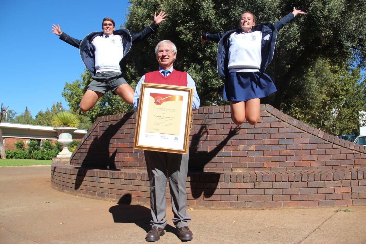 Hoofseun Roubert Rousseau, skoolhoof mnr. Roelof Oosthuizen en hoofdogter Rizané van Rooyen is in ekstase omdat hul skool as die top akademiese skool in die land aangewys is. Foto: Wouter Pienaar