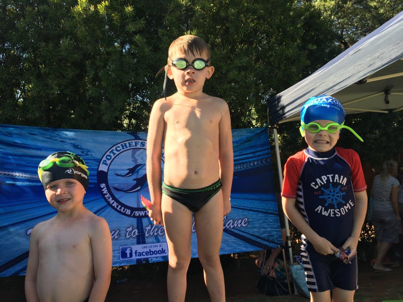 Van die jong swemmers wat presteer het in die 25m bordjieskop. Van links is Zak Rost (derde plek), Joshua Orton (eerste plek) en Noah Robertson (tweede plek).