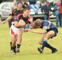 Duardt Snyman van Volkies in aksie teen KHS in die eerste rondte van vanjaar se Noordwes Rugbyliga.