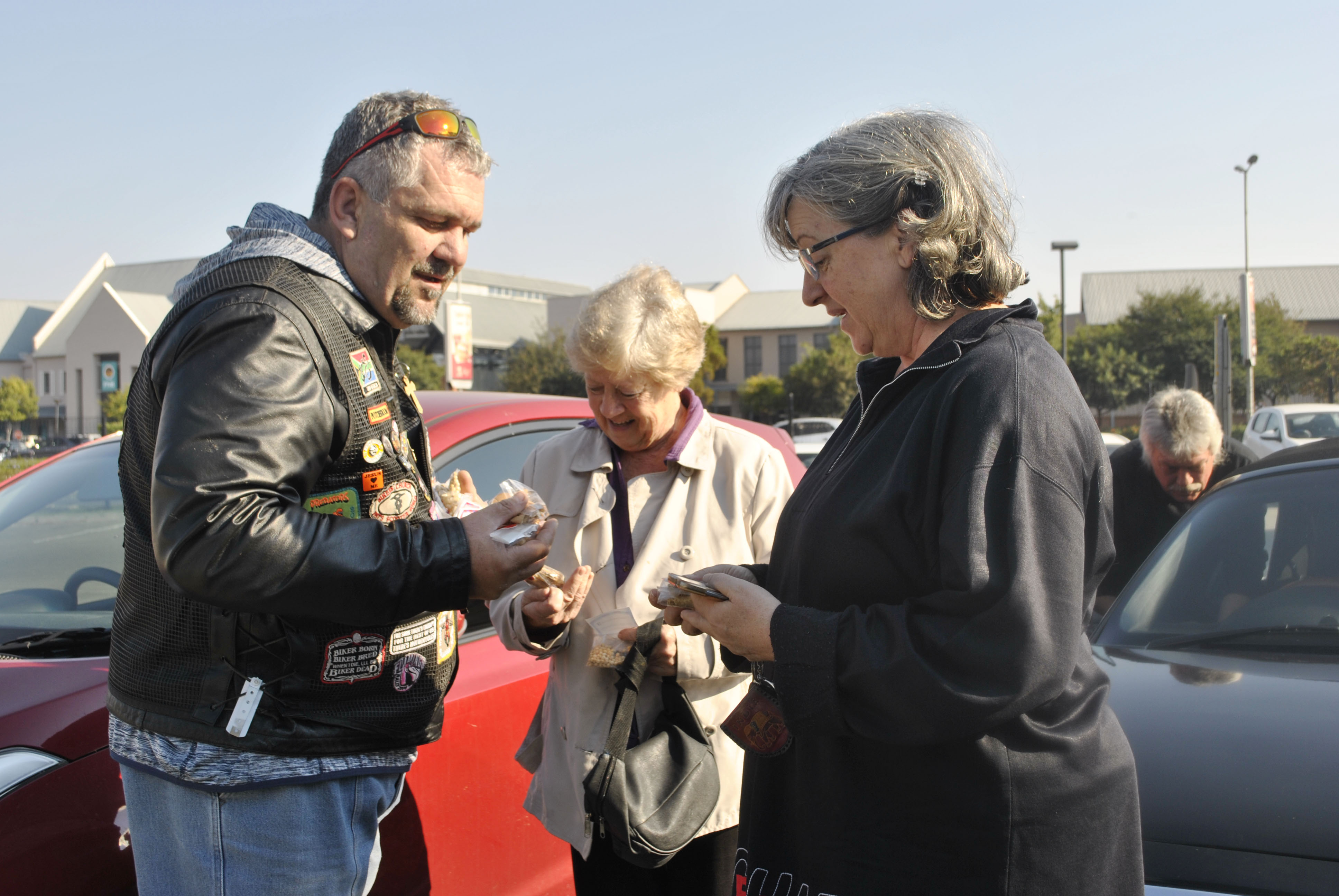 Victor dos Reis handing out packages. Photo: Cadesia de Bruin