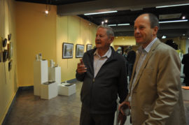 Willie van Rensburg en Tom Labuschagne aanskou een van die skilderwerke. Foto: Marianke Saayman