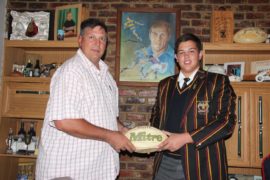 Rugby is in hulle bloed. Die voormalige Springboksenter, Jannie Claassens sr. gee die spreekwoordelike bal aan vir sy seun Jannie Claassens jr. wat tans vir Volkskool die familierugbytradisie voortsit.