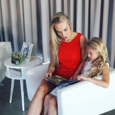 Anrike saam met haar dogter Mia.