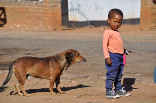 Die dogtertjie en haar hon dhet ook kom broodjies haal.  Foto: Marianke Saayman