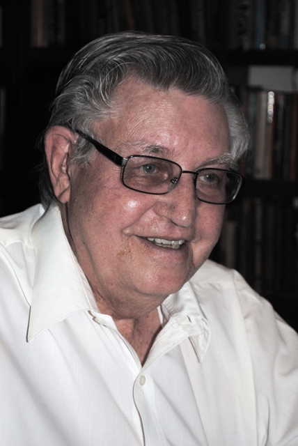 Die bekende Afrikaanse skrywer PG du Plessis is vanmiddag na 'n siekbed oorlede.