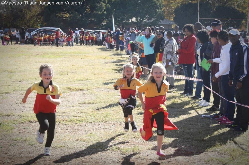 Liané van Aswegen, Anné Laubscher, Kayla Jansen van Vuuren (agter) en Bailey Botes (regs).