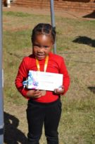 Soso Mohutsioa staan trots met haar medalje.