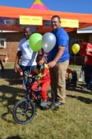 Mnr. Ignatius Mogadima, Asjassie pappa van Blue Ribbon, tesame met een van die gelukkige fietsie wenners, Rivaan Koopman, met dr. Rines Laubscher, beheerliggaam voorsitter.
