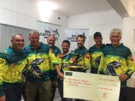 Die Artemis-span wat saam met Jan-Hendrik die groot wentuna uitgetrek het. Van links na regs is Dean Versace, Andrew Mobsby, Leon Koekemoer, Toni Tonks, Jan-Hendrik Delport, Justin Berry en Lukas Kolbe.