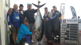 Trots staan Jan-Hendrik en sy span met die reuse Blouvin-Tuna