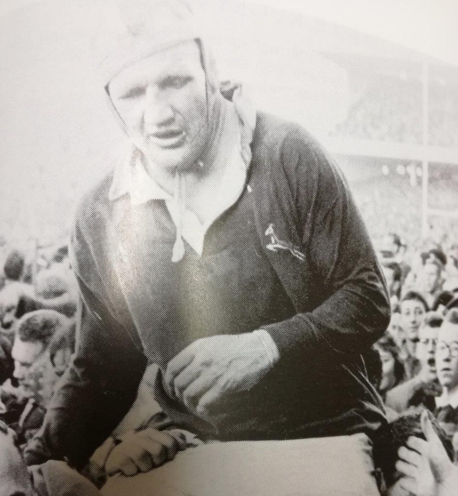 Johan Claassen word van die veld gedra na nog 'n oorwinning as Springbokkaptein.