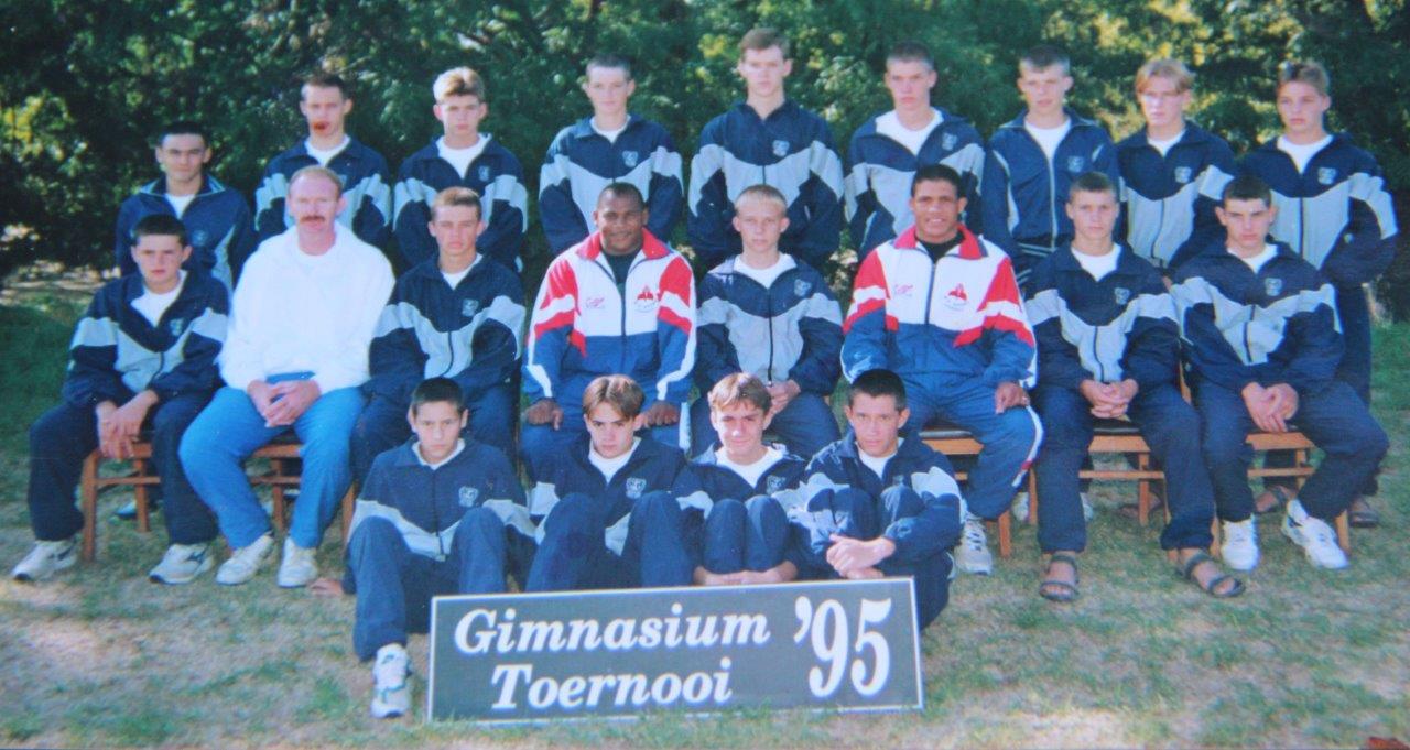 Renier Rossouw op 'n toer in Potchefstroom Gimnasium se rugbyspan in 1995. In die middel is onder andere Gerhard Swart (tans waarnemende hoof by Volkies), Chester Williams en Tinus Linee. 