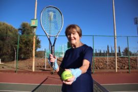 Park Tennisklub se Johanna Buys (86) speel nog elke Dinsdagoggend by dié klub se tennisbane saam met 'n groepie vrouens tennis, en al is sy die oudste op die baan, klop niemand haar maklik nie.