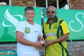 Martin Bullock (Humansvlakte) was the player of the match in the final against Manana Primary. Here, he receives the award from Japie Fransman.