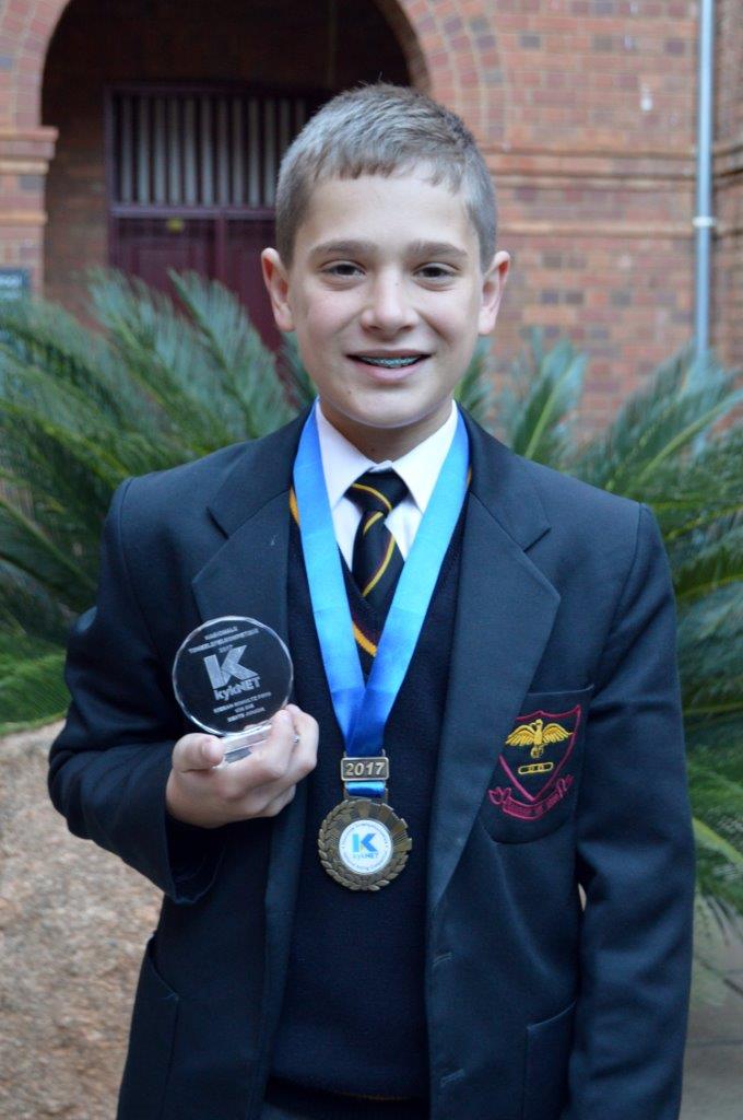 Christo Botha met sy medalje en trofee wat hy by die Nasionale Toneelkompetsie verkry het.